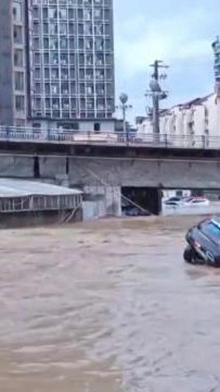 Cina, le piogge fanno straripare il fiume a Duyun: il suv trascinato dalla corrente in strada
