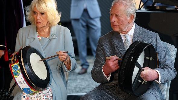 Irlanda del Nord, Carlo e Camilla suonatori di tamburello per accompagnare danze tradizionali