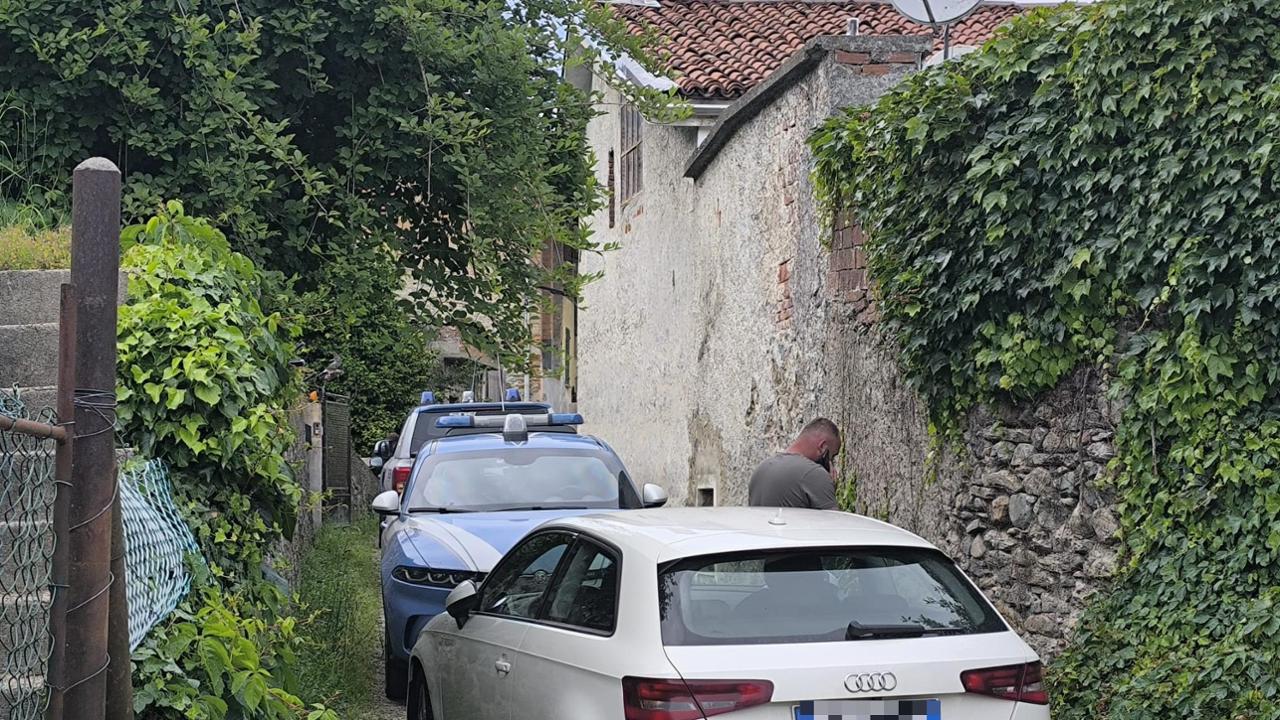 Bimba di 2 anni muore investita dall’auto del padre nel cortile di casa: la tragedia a Bollengo