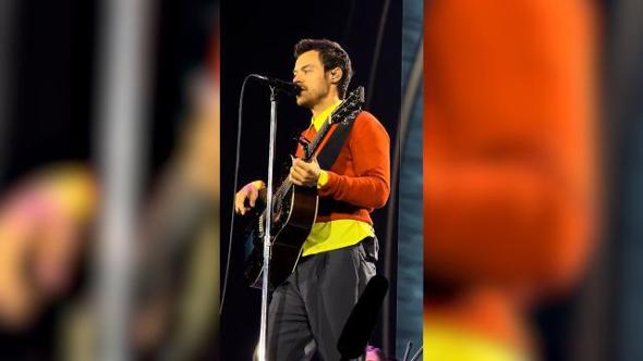 "Viva viva Palestina!" "Giusto!": botta e risposta tra un fan e Harry Styles ad Amsterdam