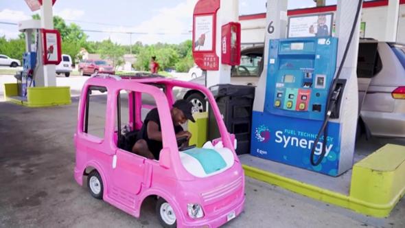 Georgia, trasforma un mini camper di Barbie in un'auto vera: "Il pieno con tre dollari"