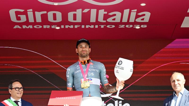 Giro d’Italia, Ganna padrone del tempo: vola e si prende la crono di Massa