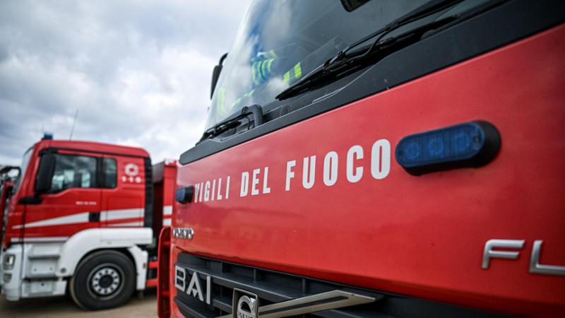 A fuoco una stalla a Sanfront, la presenza degli animali all’interno rende difficili le operazioni