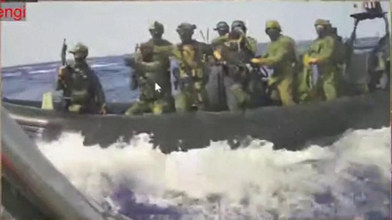 Flotilla, i militari israeliani sparano alla barca italiana: le immagini dell'assalto