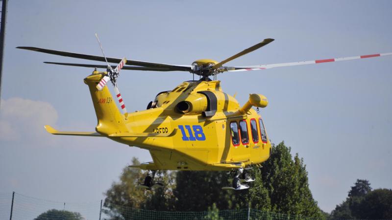Bimba di sei anni scavalca il balcone e cade dal terzo piano