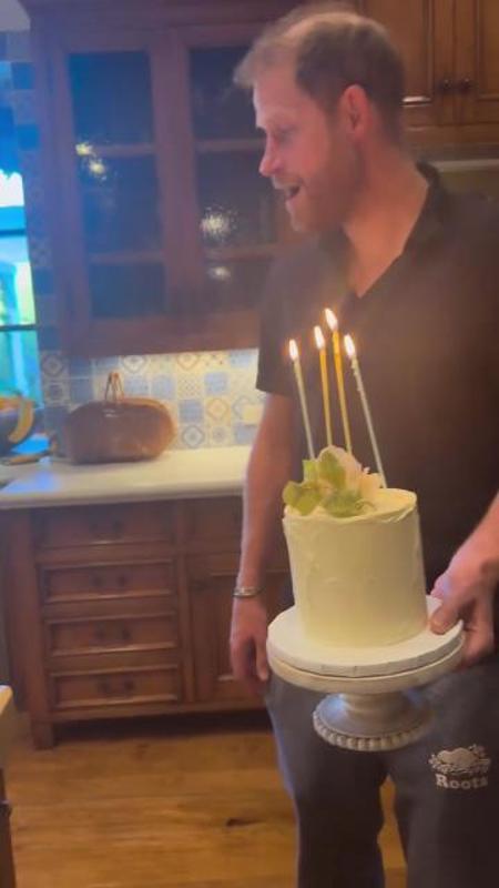 Harry e Meghan, ottavo anniversario di matrimonio: il video della festa con la scultura pinguino