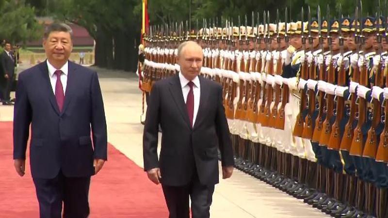 Pechino, la grandiosa guardia d'onore di Xi per Putin: soldati in parata e giovani con bandierine