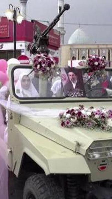 Nozze di massa a Teheran: jeep militari per i novelli sposi