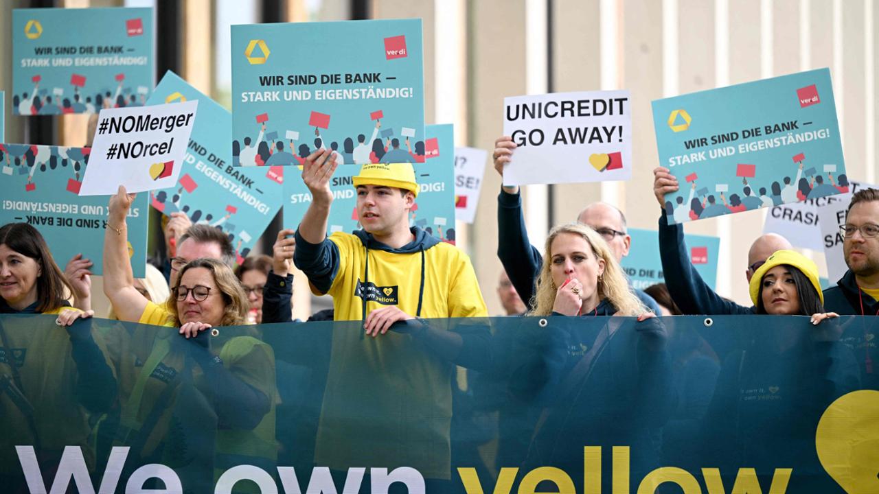 Commerzbank, proteste dei dipendenti contro l’Ops di Unicredit: “Non vi vogliamo”