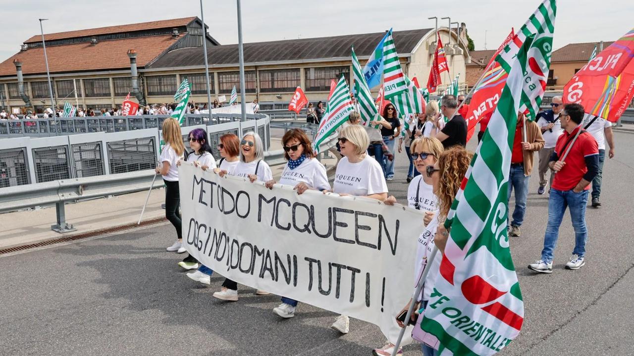 Moda, lavoratori McQueen in corteo contro i 38 licenziamenti: “Il vero lusso è il lavoro”