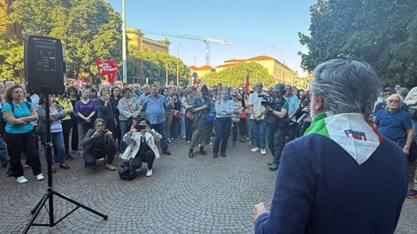 Le due piazze di Modena, gli antifascisti protestano contro il presidio di Forza Nuova
