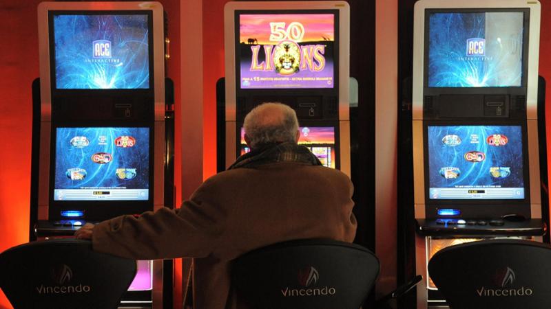 La sala slot accanto alla chiesa, scoppia il caso nel Biellese. La sindaca: “Pronti alla lotta”