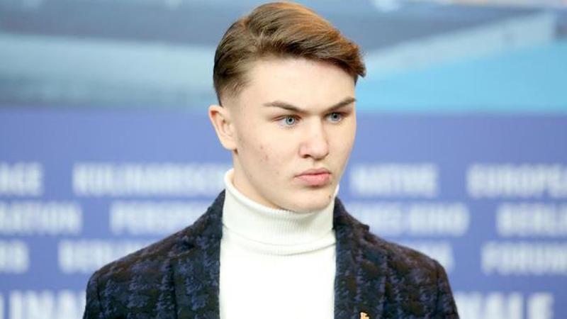Arrestato Artem Tkachuk a Milano: l’attore di Mare Fuori danneggia auto e minaccia gli agenti