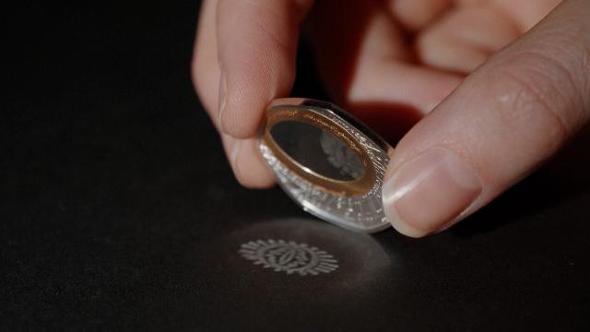 Arriva la moneta del Signore degli Anelli: e alla luce appare l’Occhio di Sauron