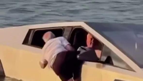 Texas, il test della "Wade Mode" finisce male: il Tesla Cybertruck affonda in un lago
