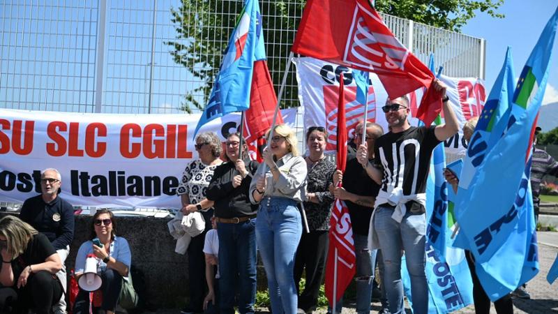 Sognavano il posto fisso alle Poste, lavorano di notte a 800 euro: “Ho venduto l’auto per mangiare”