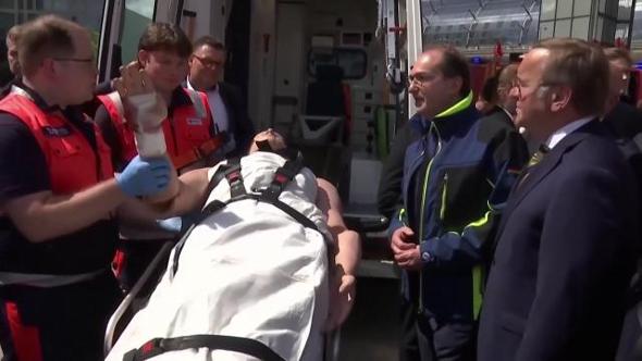 Massaggi cardiaci, bunker e maschere antigas: prove di guerra e sicurezza in piazza a Berlino