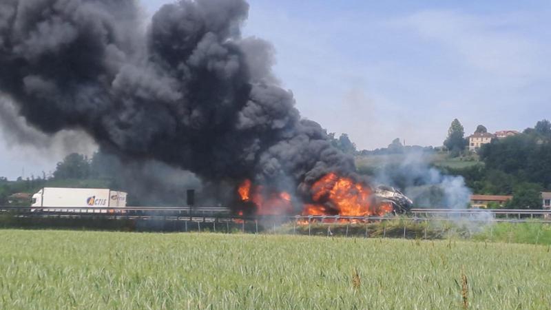 Muore carbonizzato nel tamponamento tra due camion: vittima l’autista di una bisarca