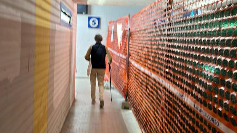 Disabili sui binari, anziani costretti a urinarsi addosso: le pietose stazioni di Vercelli e Santhià