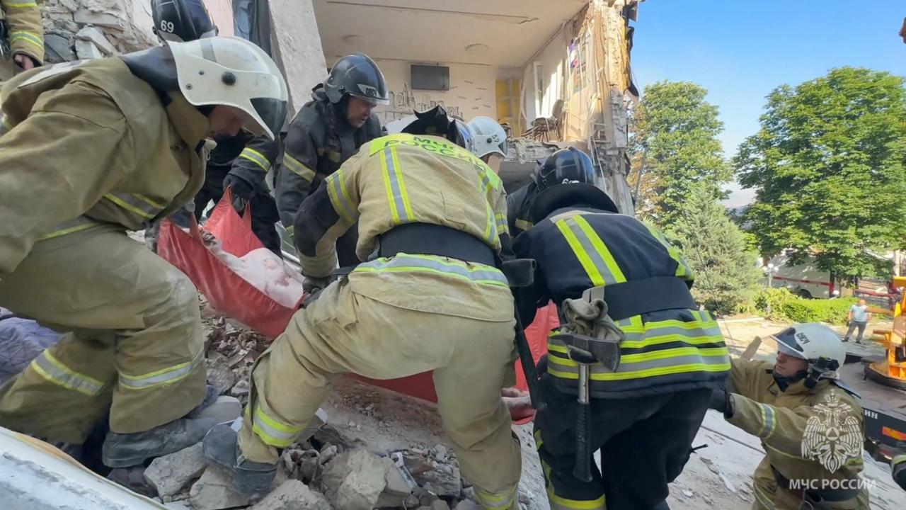 L’Ucraina bombarda un dormitorio studentesco: 4 morti e diversi giovani sotto le macerie