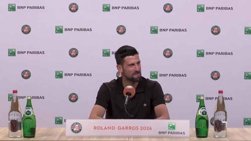 Djokovic al giornalista col telefono che squilla: "Rispondo io?". Poi difende i tennisti non top