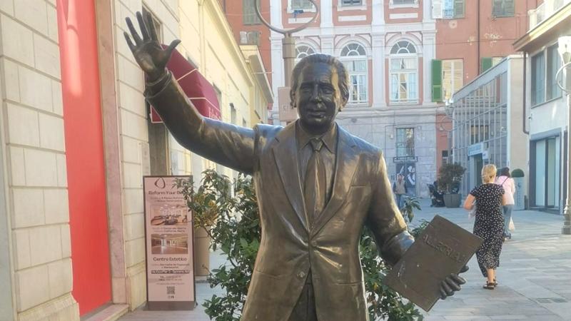 Il figlio di Mike: “Spostate la statua di mio papà davanti all’Ariston”