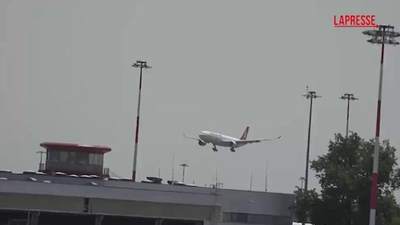 Malpensa, l'arrivo delle salme dei quattro sub italiani deceduti alle Maldive