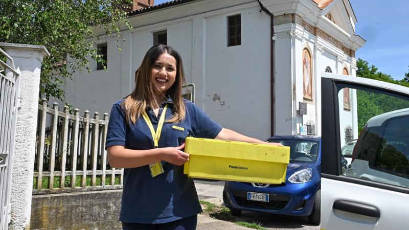 La postina venuta dal Sud. Amata dagli anziani, consegna lettere e sorrisi