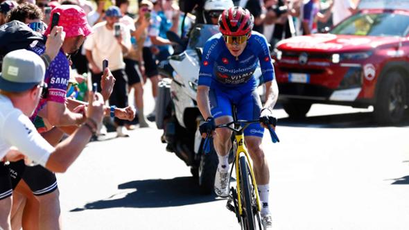 Giro d’Italia, Vingegaard vince la tappa a Pila e si prende la maglia rosa