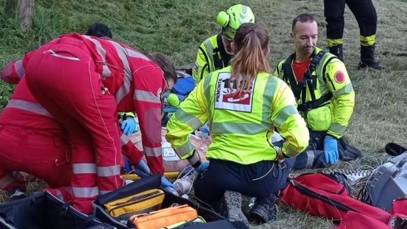 Nel Biellese un pensionato schiacciato dal trattorino tagliaerba: portato al Cto di Torino