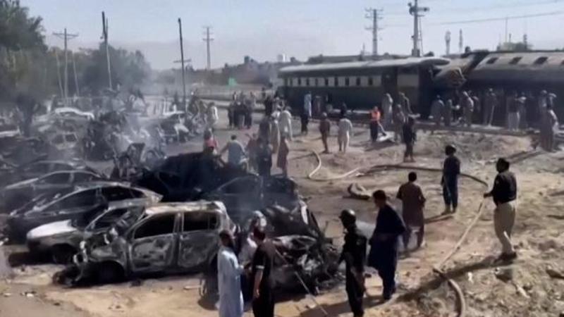 Pakistan: attacco a un treno che trasportava militari, decine di vittime