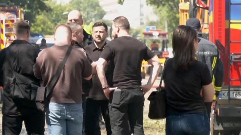 Kiev: la visita di Zelensky nel quartiere devastato dagli attacchi russi
