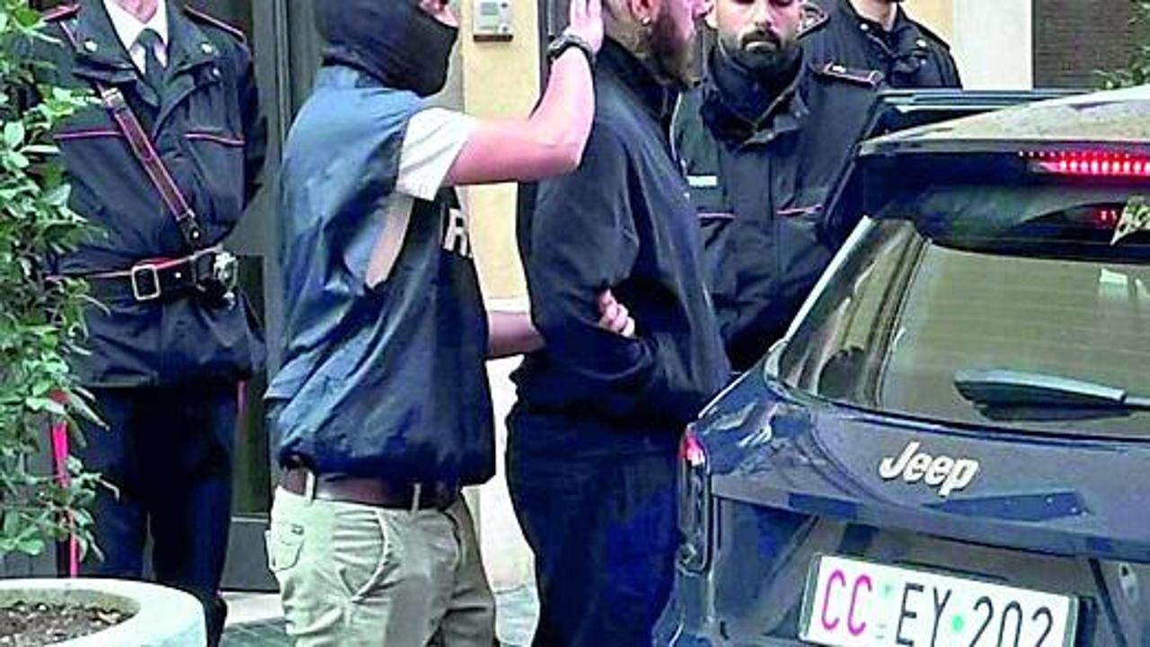 Dai mini-telefoni criptati alle visite dei familiari: così i boss comandano dalla cella