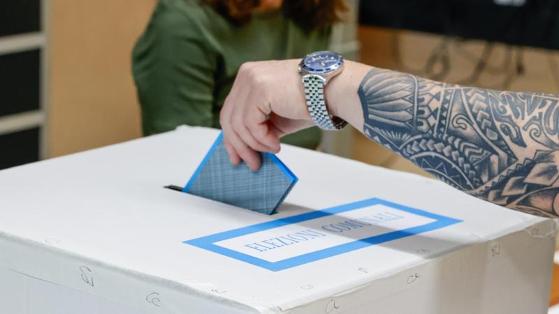 Amministrative: urne aperte fino alle 15, poi lo spoglio. Ieri affluenza al 46,31%