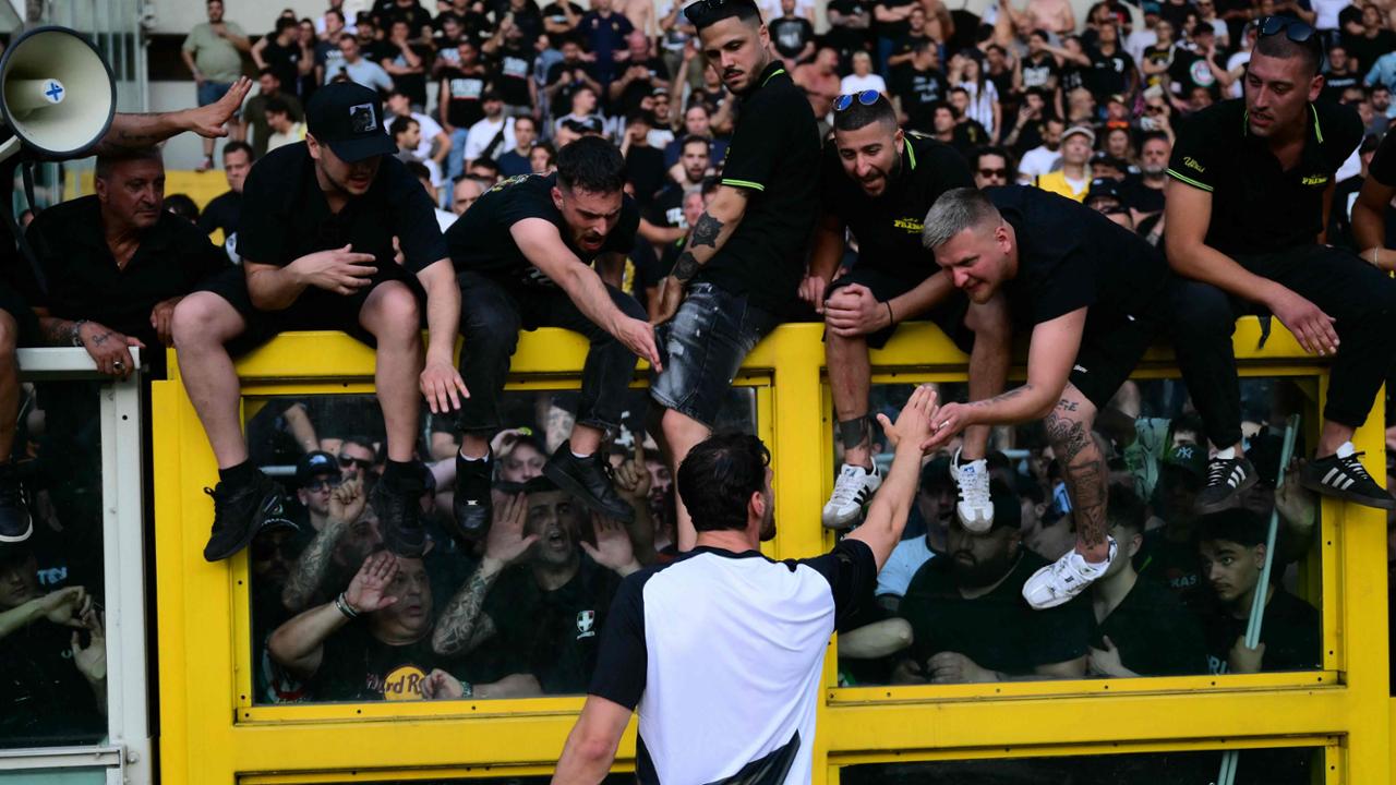 Guerriglia al derby Toro-Juve: grave un tifoso bianconero, cosa è successo dentro e fuori lo stadio