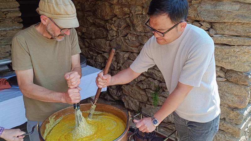 Erbe selvatiche, toma e burro d’alpeggio: la polenta concia alla conquista di Tokyo