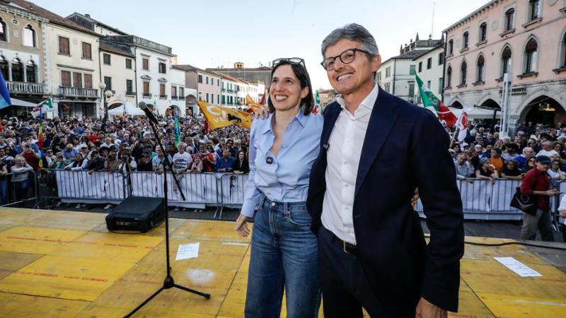 Elly Schlein in piazza Ferretto, a Mestre, con il candidato sindaco di Venezia per il centrosinistra, Andrea Martella