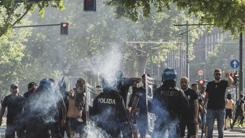 Otto ultras della Juve arrestati per i disordini pre-derby: 6 agenti feriti, 13 Daspo