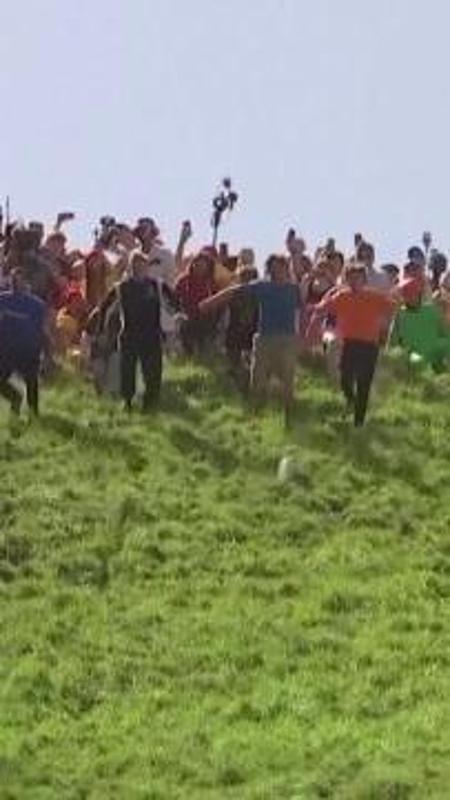La competizione Cheese Rolling si tiene nel Regno Unito