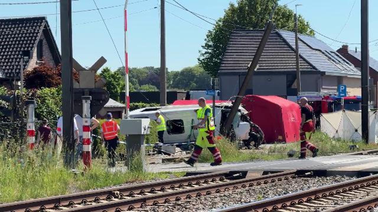 Incidente in Belgio tra scuolabus e treno: morti due adolescenti e due ...