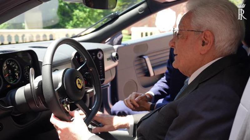 Quirinale, il Presidente Mattarella si mette al volante della nuova Ferrari Luce