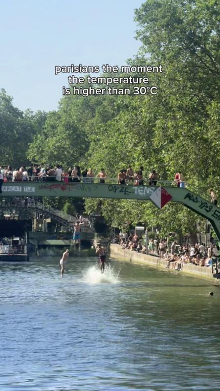 A Parigi temperature sopra i 30 gradi: il tuffo rinfrescante (e impavido) nei canali della città