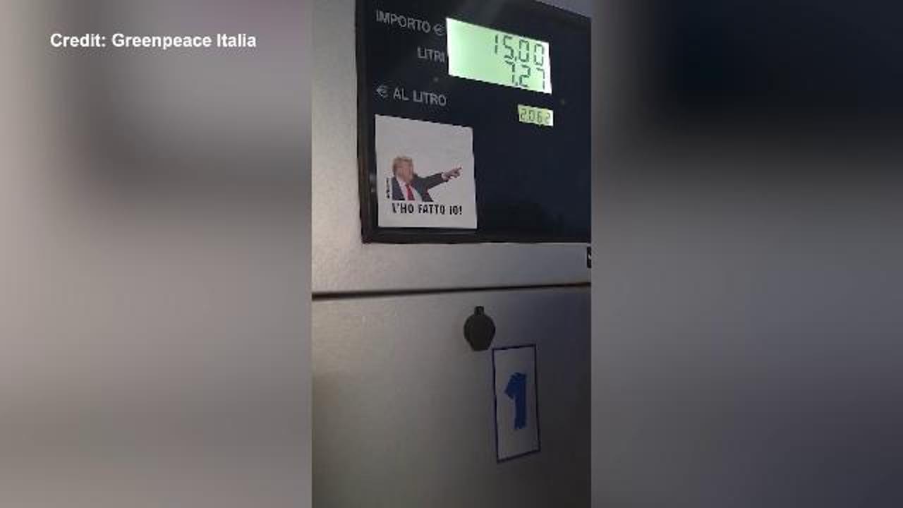 Caro carburanti, Greenpeace incolla adesivi di Trump che indica il prezzo: 