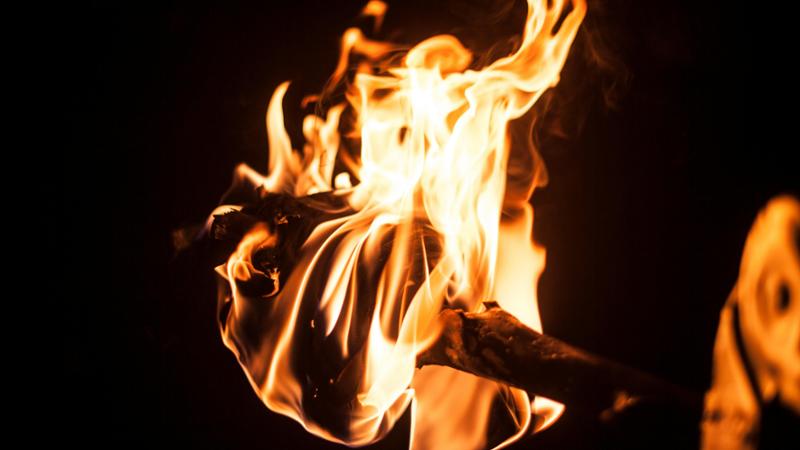 Modena, arrestata 17enne: avrebbe lanciato una molotov contro la rivale in amore