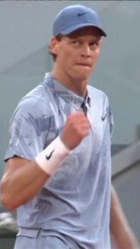 Roland-Garros, in un minuto la lezione di tennis di Sinner al francese Tabur