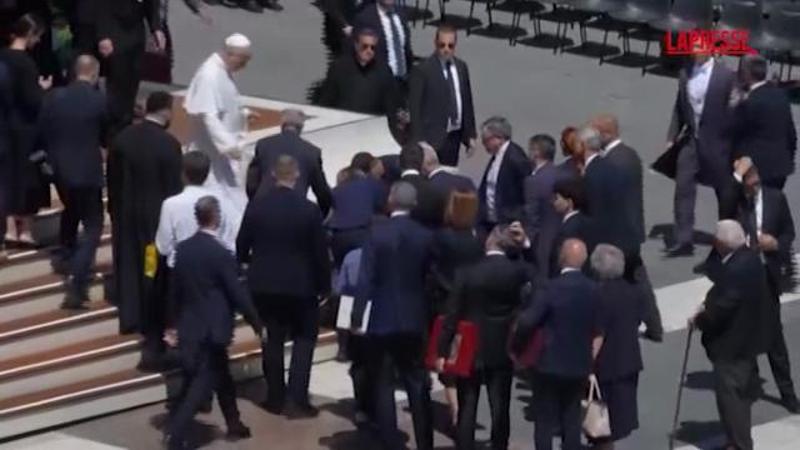 Sviene per il caldo durante l'udienza in piazza San Pietro: il Papa accorre in suo aiuto