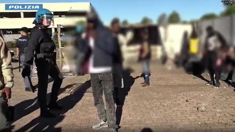Roma, violenza di gruppo su una donna adescata e abusata per giorni: 5 fermi
