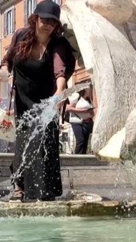 Meteo, caldo record a Roma: la fontana della Barcaccia presa d'assalto