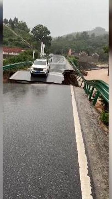 Alluvioni in Cina, il ponte cede di colpo: auto precipita nel fiume in piena