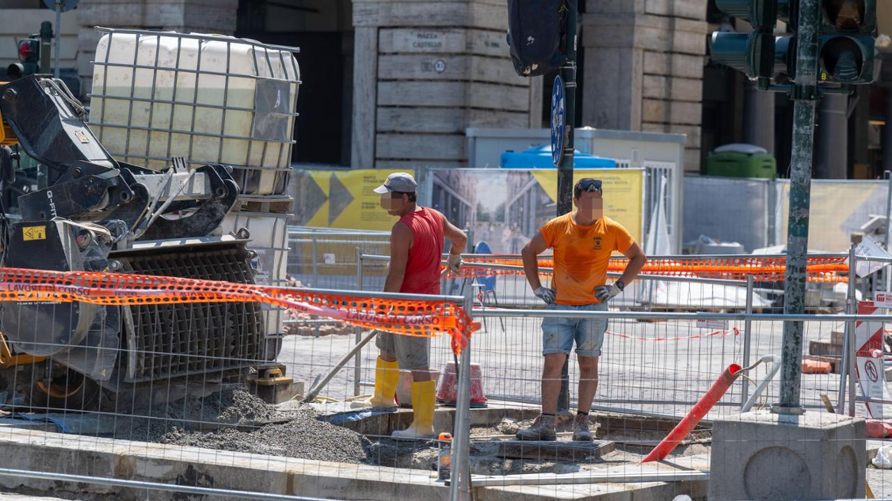 Caldo record, in arrivo l’ordinanza che vieta di lavorare dalle 12,30 alle 16. Per quali categorie?